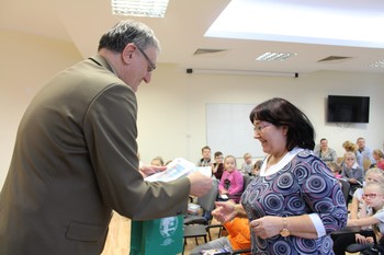 Z rąk Dyrektora PNBT podziękowanie za przygotowanie uczennic otrzymuje Pani Bożena Jażdżewska fot. B. Grabowska