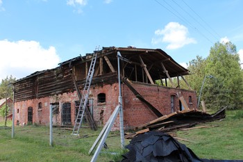 Fot. . Przebudowa budynku inwentarskiego – demontaż więźby dachowej