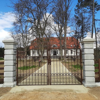 Zakończono zagospodarowanie terenu wokół budynku muzeum przyrodniczego Parku Narodowego „Bory Tucholskie” w Chocińskim Młynie