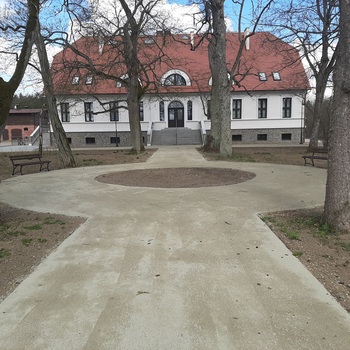 Ścieżka piesza prowadząca do muzeum