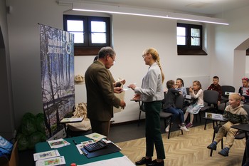 Podziękowania i drobne upominki otrzymali również nauczyciele przygotowujący dzieci do konkursu.